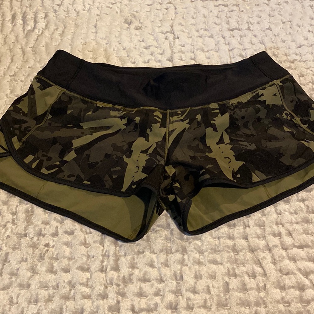 Lined lulu short abstract camouflage